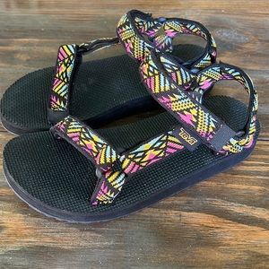 TEVA!  Girls size 2. EXCELLENT CONDITION